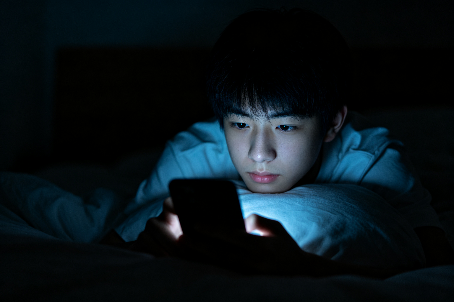 熬夜刷手机